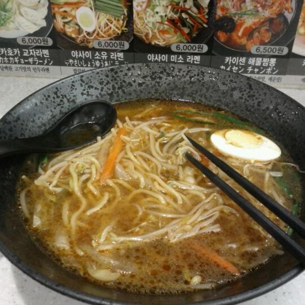 Photo taken at 롯데마트 (LOTTE Mart) by Irina on 1/3/2012