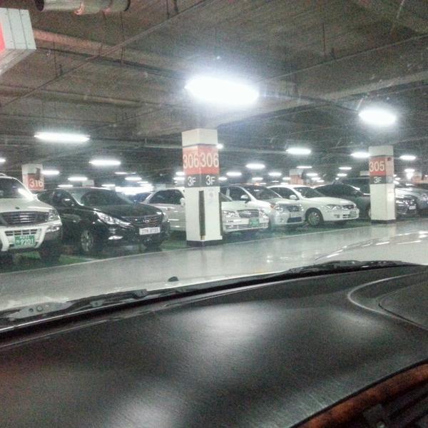 Photo taken at 롯데마트 (LOTTE Mart) by 서만조 010-5543-2277 소. on 2/16/2013