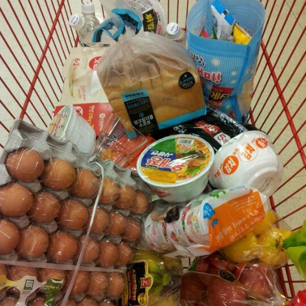 Photo taken at 롯데마트 (LOTTE Mart) by jaehun P. on 8/27/2012