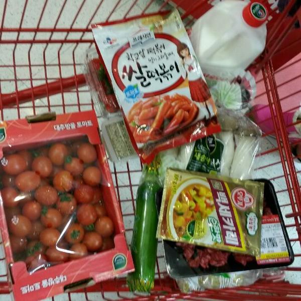 Photo taken at 롯데마트 (LOTTE Mart) by 대엽 장. on 12/9/2013