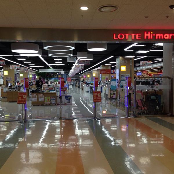 Photo taken at 롯데마트 (LOTTE Mart) by zZenie on 1/9/2014