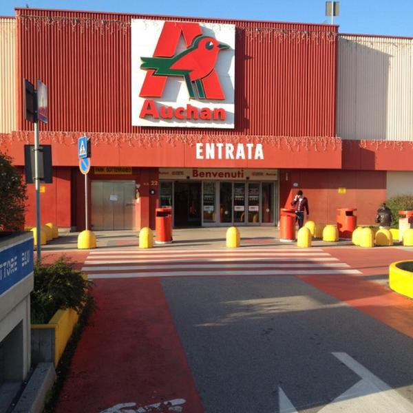 Photo taken at Auchan by Mister R. on 11/15/2012