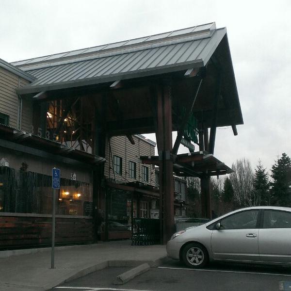 Photo taken at Whole Foods Market by Louis C. on 2/27/2013-奥勒冈波特兰东北15大道3535(在弗里蒙特街道) Photo taken at Whole Foods Market by Louis C. on 2/27/2013