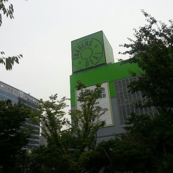 Photo taken at 이마트 트레이더스 (e-mart Traders) by muzerrr a. on 7/15/2014-釜山广域市釜山镇区81易买得超市 Photo taken at 이마트 트레이더스 (e-mart Traders) by muzerrr a. on 7/15/2014