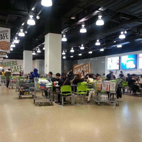 Photo taken at 이마트 트레이더스 (E-Mart Traders) by özlem G. on 2/16/2014-大田西区580易买得超市 Photo taken at 이마트 트레이더스 (E-Mart Traders) by özlem G. on 2/16/2014