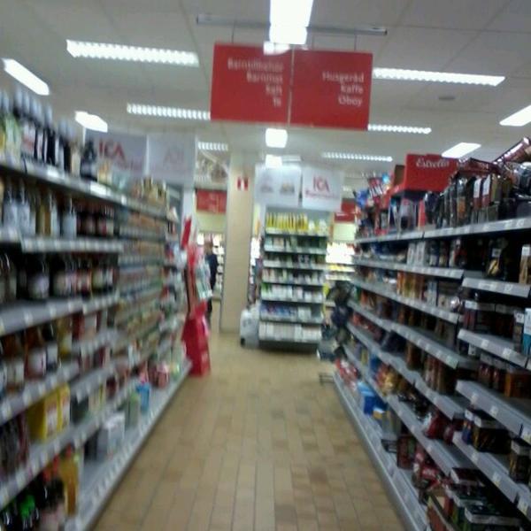 Photo taken at ICA Supermarket Majorna by Marissa G. on 9/25/2012-瑞典西约塔兰省哥德堡卡尔约翰斯街21号 Photo taken at ICA Supermarket Majorna by Marissa G. on 9/25/2012