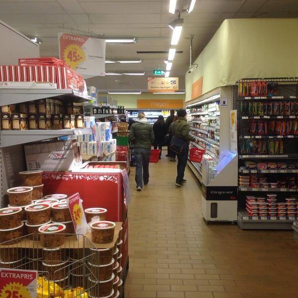 Photo taken at ICA Supermarket Majorna by Jörgen M. on 11/11/2013-瑞典西约塔兰省哥德堡卡尔约翰斯街21号 Photo taken at ICA Supermarket Majorna by Jörgen M. on 11/11/2013