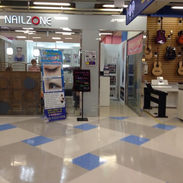 Photo taken at 홈플러스 (Home plus) by Hyejin P. on 2/18/2014-首尔市城北区花郞路76号(月谷店) Photo taken at 홈플러스 (Home plus) by Hyejin P. on 2/18/2014