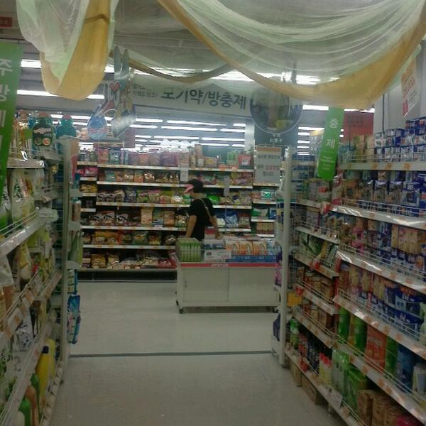 Photo taken at 이마트 (e-mart) by 종민 김. on 7/16/2012-京畿道高阳市义山区1124易买得超市 Photo taken at 이마트 (e-mart) by 종민 김. on 7/16/2012