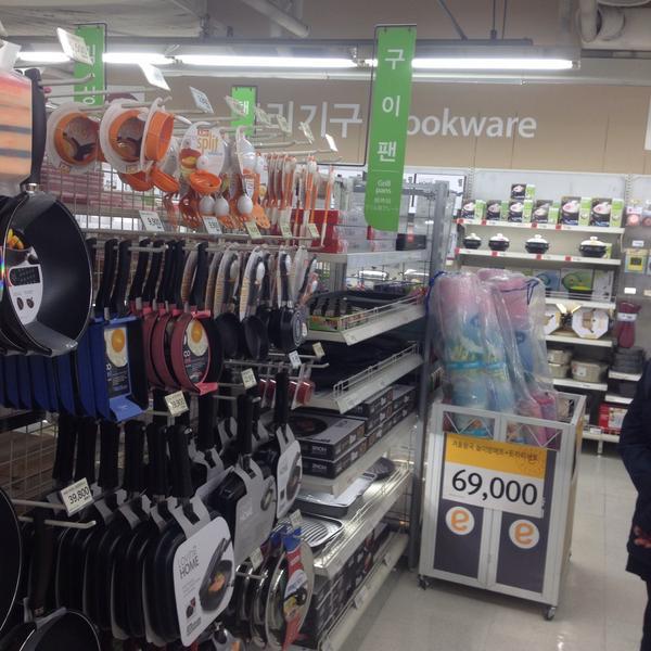 Photo taken at 이마트 (e-mart) by disraeli k. on 4/7/2015-京畿道高阳市义山区1124易买得超市 Photo taken at 이마트 (e-mart) by disraeli k. on 4/7/2015