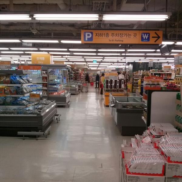 Photo taken at 이마트 (e-mart) by 종민 김. on 10/16/2014-京畿道高阳市义山区1124易买得超市 Photo taken at 이마트 (e-mart) by 종민 김. on 10/16/2014
