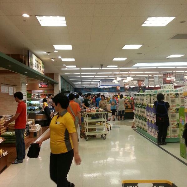 Photo taken at 이마트 (e-mart) by 아영 on 8/10/2013