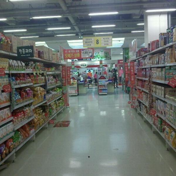 Photo taken at 홈플러스 (Home plus) by 성도 김. on 3/21/2012