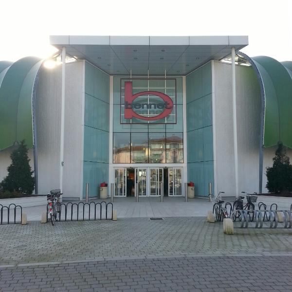 Photo taken at Bennet Sedriano Shopping Center by Guido M. on 2/25/2014