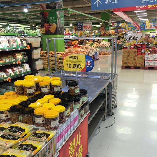 Photo taken at 홈플러스 (Home Plus) by YoungJoon S. on 10/25/2014-京畿道高阳市义山817 Photo taken at 홈플러스 (Home Plus) by YoungJoon S. on 10/25/2014