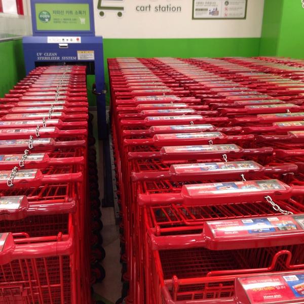 Photo taken at 홈플러스 (Home Plus) by Jiksoo K. on 1/30/2014-京畿道高阳市义山817 Photo taken at 홈플러스 (Home Plus) by Jiksoo K. on 1/30/2014