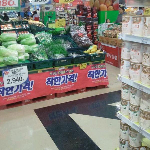 Photo taken at 홈플러스 (Home Plus) by 이호철 on 12/7/2011-全北全州完山区170号 Photo taken at 홈플러스 (Home Plus) by 이호철 on 12/7/2011