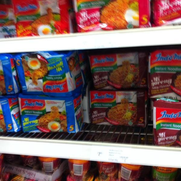 Photo taken at Coles by Leonardo E. on 12/24/2013