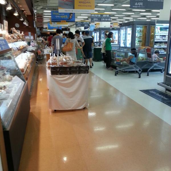 Photo taken at 이마트 (E-Mart) by Seungchul L. on 8/15/2014-庆尚北道浦项北区188易买得超市 Photo taken at 이마트 (E-Mart) by Seungchul L. on 8/15/2014