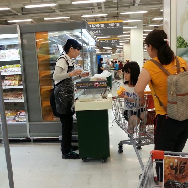 Photo taken at 이마트 (E-Mart) by Seungchul L. on 7/5/2014-庆尚北道浦项北区188易买得超市 Photo taken at 이마트 (E-Mart) by Seungchul L. on 7/5/2014