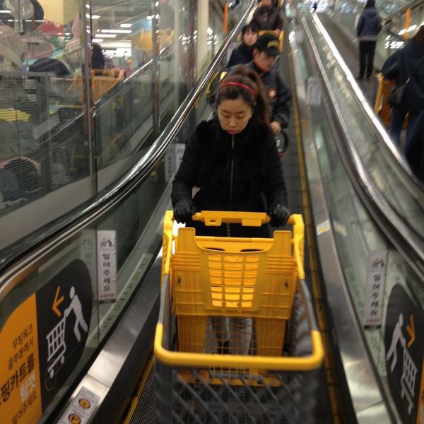 Photo taken at 이마트 (e-mart) by 영훈 지. on 2/19/2013-京畿道高阳市东阳区79易买得超市 Photo taken at 이마트 (e-mart) by 영훈 지. on 2/19/2013