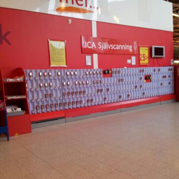 Photo taken at ICA Maxi by Ronald H. on 5/29/2012