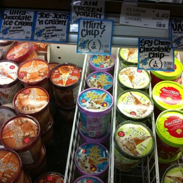 Photo taken at Trader Joe's by Rashida S. on 8/15/2011-美国新泽西州米尔本广场187 Photo taken at Trader Joe's by Rashida S. on 8/15/2011