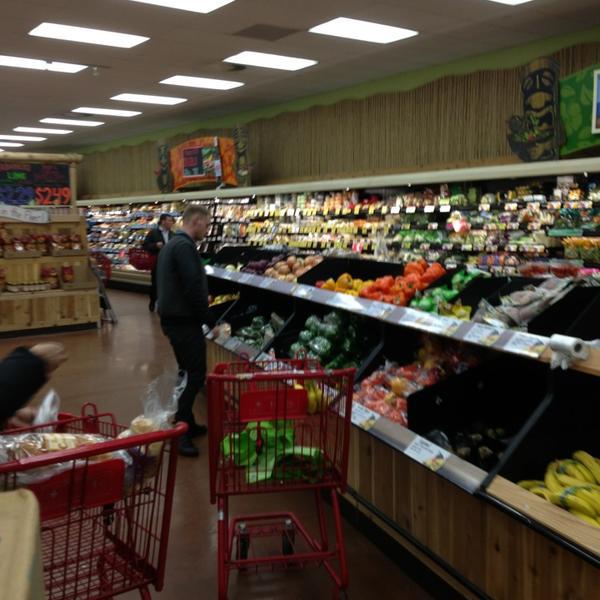 Photo taken at Trader Joe's by Craig W. on 3/25/2013-纽泽西州帕拉默斯米德兰大道404号 Photo taken at Trader Joe's by Craig W. on 3/25/2013