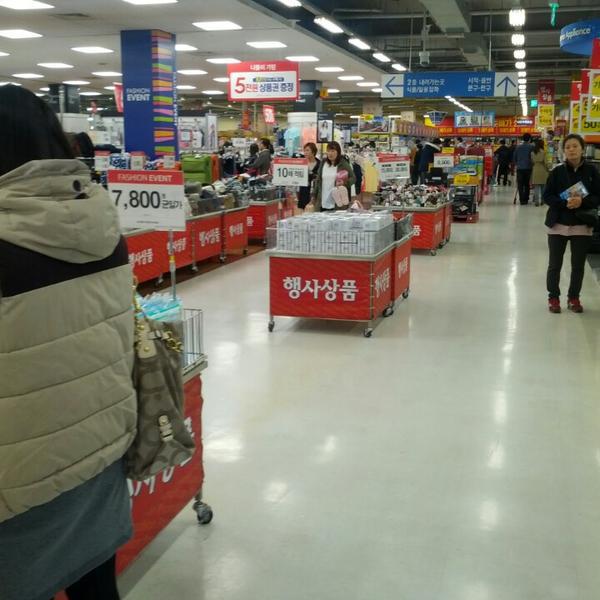 Photo taken at 홈플러스 (Home plus) by Manwoong L. on 4/20/2013-首尔市江西区禾谷路398号 Photo taken at 홈플러스 (Home plus) by Manwoong L. on 4/20/2013