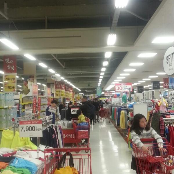 Photo taken at 홈플러스 (Home plus) by SungKyun A. on 3/30/2013-首尔市江西区禾谷路398号 Photo taken at 홈플러스 (Home plus) by SungKyun A. on 3/30/2013