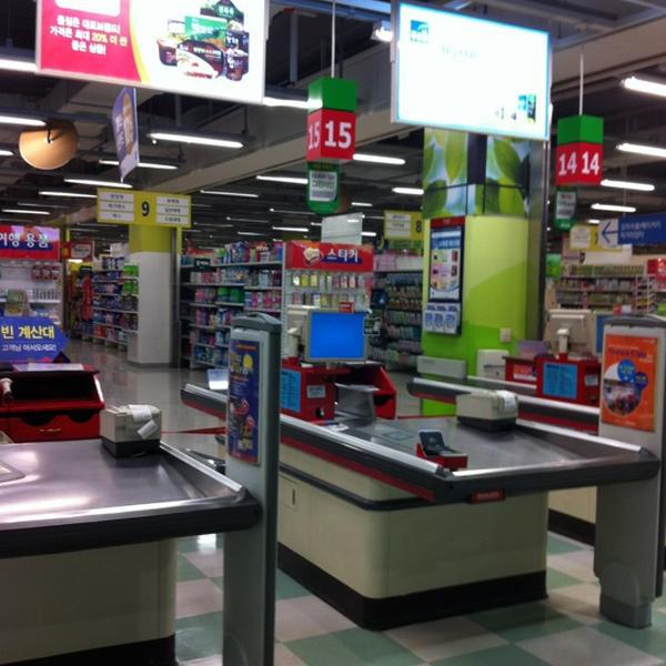 Photo taken at 홈플러스 (Home plus) by John L. on 2/14/2012-首尔市江西区禾谷路398号 Photo taken at 홈플러스 (Home plus) by John L. on 2/14/2012