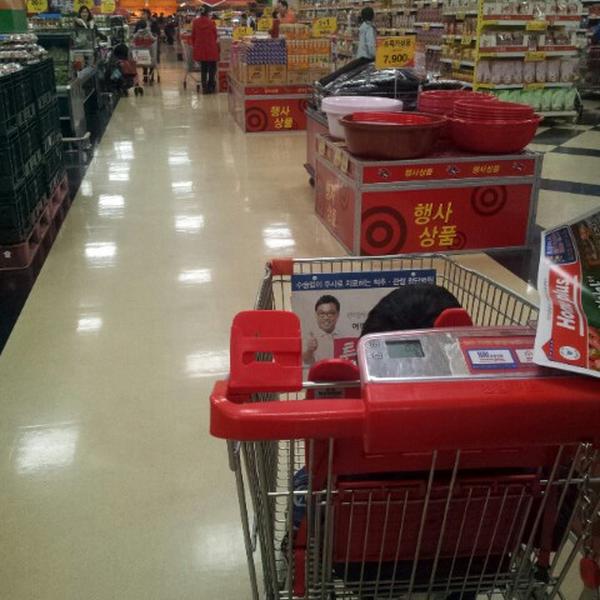 Photo taken at 홈플러스 (Home plus) by 승훈 이. on 12/2/2012-大邱市东区东村路127号(东村店) Photo taken at 홈플러스 (Home plus) by 승훈 이. on 12/2/2012