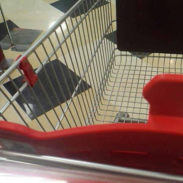 Photo taken at 홈플러스 (Home plus) by 승훈 이. on 5/13/2013-大邱市东区东村路127号(东村店) Photo taken at 홈플러스 (Home plus) by 승훈 이. on 5/13/2013