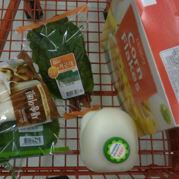 Photo taken at 홈플러스 (Home plus) by 토리토리 호. on 4/1/2012