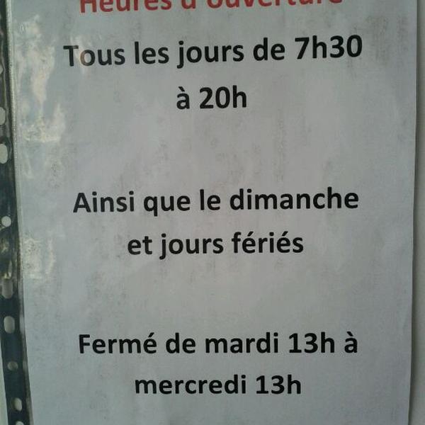 Photo taken at Proxy Delhaize by Grisha on 3/20/2011