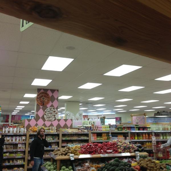 Photo taken at Trader Joe's by Gary A. on 5/25/2013-加尼福尼亚 洛杉矶海波龙大道2738(在密苏里安大略省休闲街) Photo taken at Trader Joe's by Gary A. on 5/25/2013