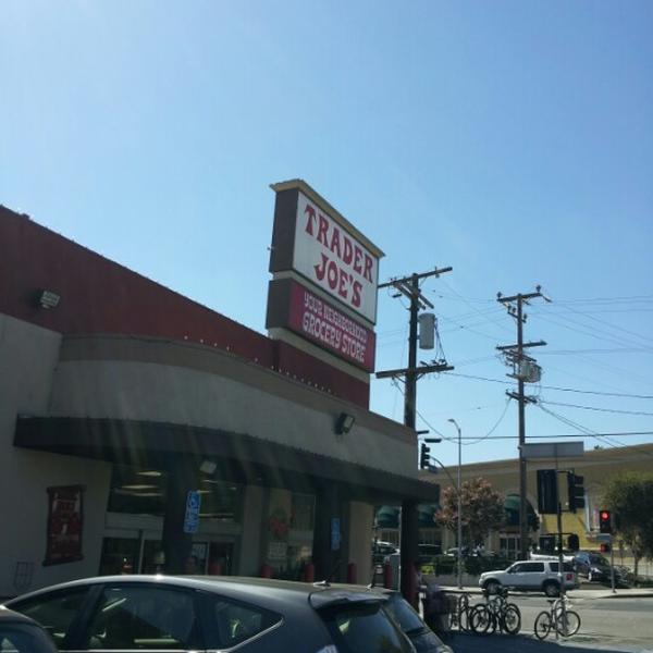 Photo taken at Trader Joe's by Osei K. on 9/20/2012-加尼福尼亚 洛杉矶海波龙大道2738(在密苏里安大略省休闲街) Photo taken at Trader Joe's by Osei K. on 9/20/2012