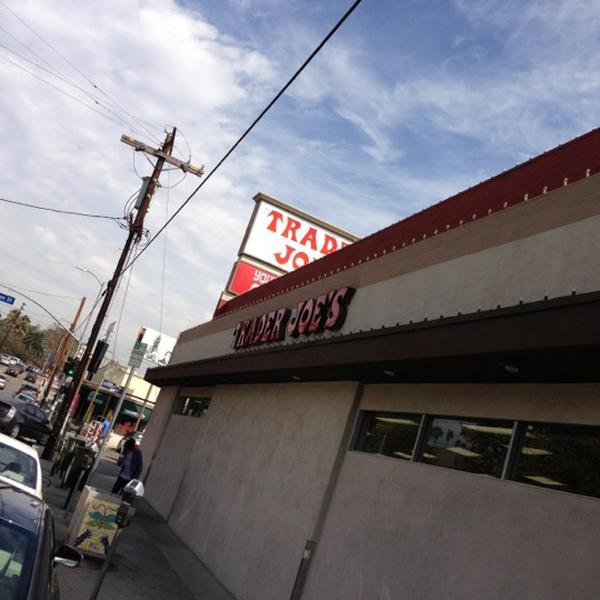 Photo taken at Trader Joe's by Gary A. on 10/6/2012-加尼福尼亚 洛杉矶海波龙大道2738(在密苏里安大略省休闲街) Photo taken at Trader Joe's by Gary A. on 10/6/2012