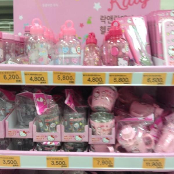 Photo taken at 이마트 (E-Mart) by sesajoon on 7/31/2012