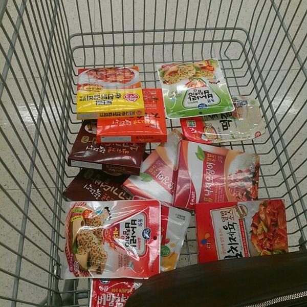 Photo taken at 이마트 (E-Mart) by Hayden K. on 4/14/2012-忠清北道忠州市新尼面中原洞3420易买得超市 Photo taken at 이마트 (E-Mart) by Hayden K. on 4/14/2012