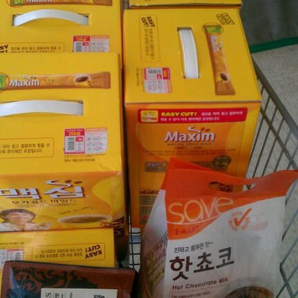 Photo taken at 이마트 (E-Mart) by Kang H. on 2/3/2012