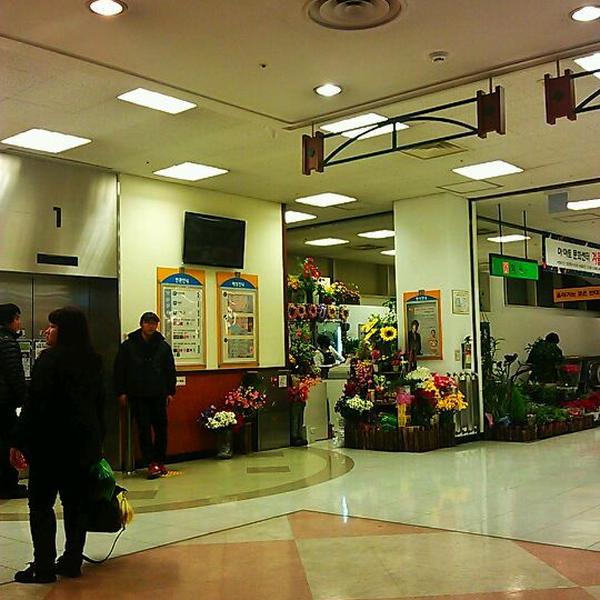 Photo taken at 이마트 (E-Mart) by 종석 홍. on 11/20/2011-忠清北道忠州市新尼面中原洞3420易买得超市 Photo taken at 이마트 (E-Mart) by 종석 홍. on 11/20/2011