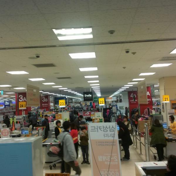 Photo taken at 이마트 (E-Mart) by Chaeha L. on 11/27/2014