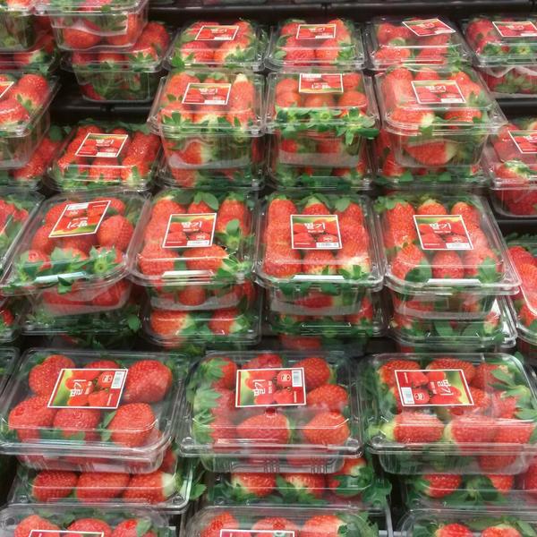 Photo taken at 이마트 (E-Mart) by Chaeha L. on 11/27/2014