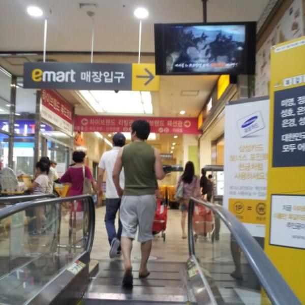 Photo taken at 이마트 (emart) by shutterbug b. on 5/26/2012-首尔特别市瑞草区16易买得超市 Photo taken at 이마트 (emart) by shutterbug b. on 5/26/2012