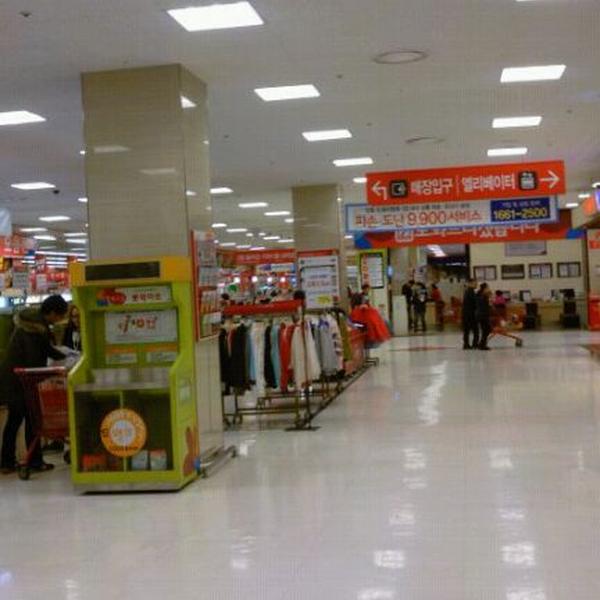 Photo taken at 롯데마트 / LOTTE Mart by 광모 양. on 11/14/2011