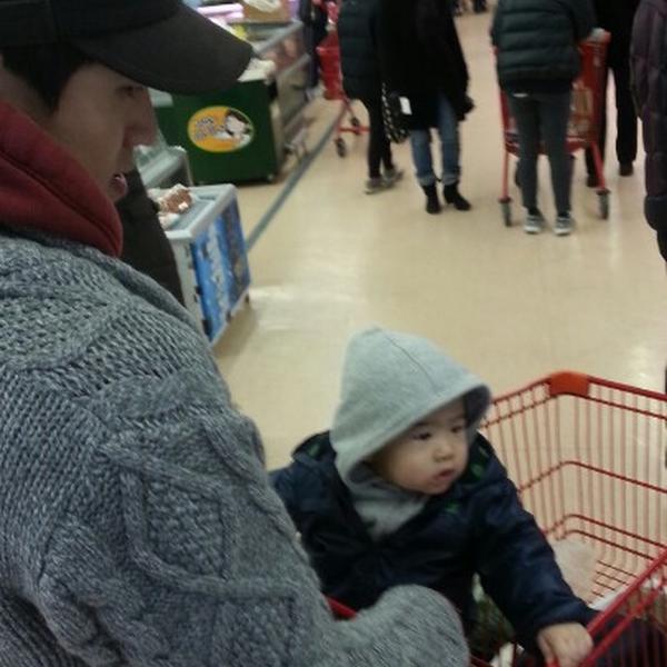 Photo taken at 롯데마트 / LOTTE Mart by Pakk J. on 2/8/2013