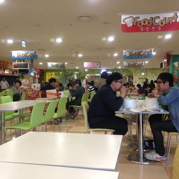 Photo taken at 롯데마트 / LOTTE Mart by may s. on 4/7/2013
