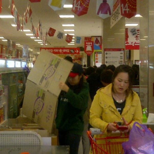 Photo taken at 롯데마트 / LOTTE Mart by 광모 양. on 4/11/2012