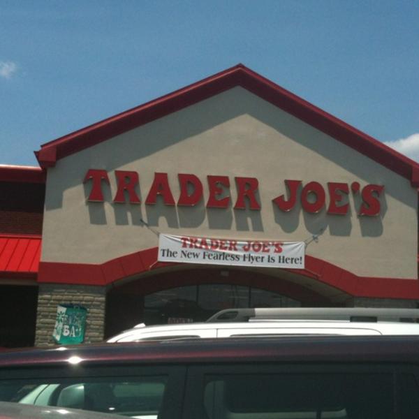 Photo taken at Trader Joe's by Emily A. on 6/20/2012-田纳西州纳什维尔市希尔斯伯勒帕克路3909(在阿伯特马丁路和理查德琼斯路之间) Photo taken at Trader Joe's by Emily A. on 6/20/2012